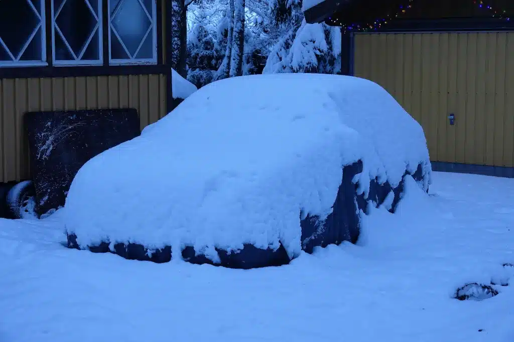 Paksu lumipeite ja jää ei vaadi auton harjaamista ennen Stormforce -peitteen päältäottoa. Peite voidaan vetää auton päältä lumikuormasta välittämättä. 